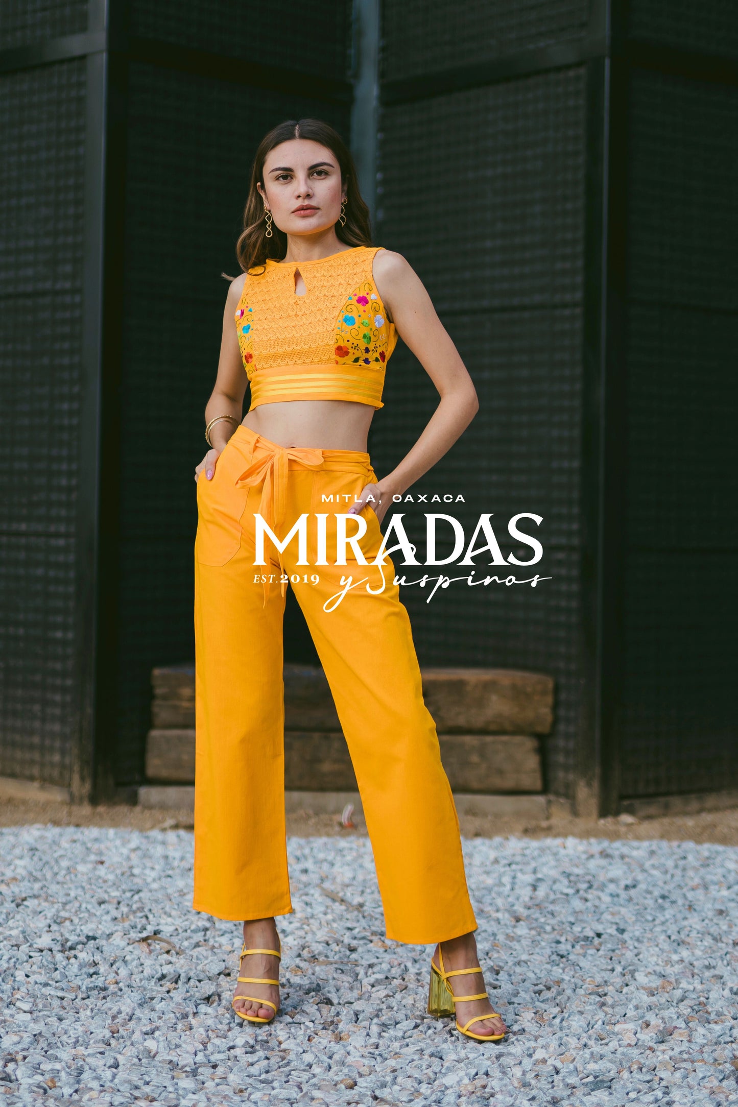 Conjunto pantalon con blusa crop top Betzabé